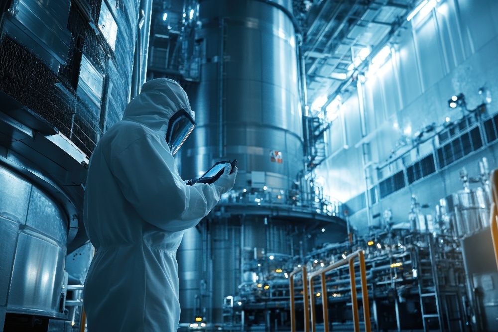 Worker industrial plant (1)